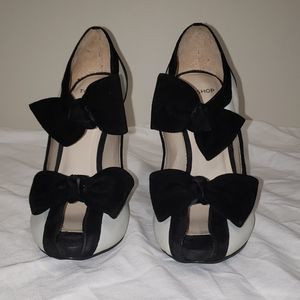 TopShop size 38.5 White & Black Velvet Bow Heels NEW